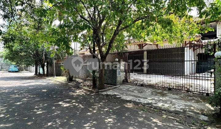 FOR SALE – Rumah Tua Hitung Tanah di Simprug Golf, Jakarta Selatan