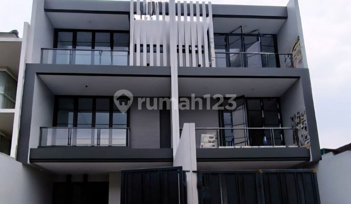 FOR SALE – Rumah Baru 3 Lantai Komplek Sunrise Garden, Jakarta Barat