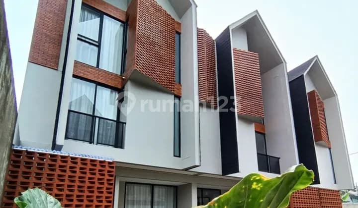 Rumah 3 Lantai Skandinavia area Bintaro Lokasi Strategis