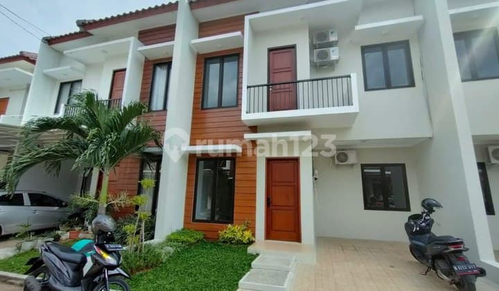 Rumah 2 Lt Siap Huni Bonus Furnish Tembok Bata Merah di Cirendeu