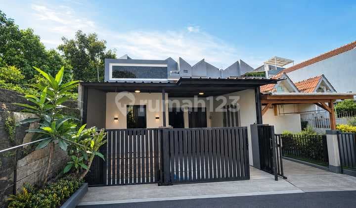 Ready-to-Occupy Pretty House Large Yard Low Price in Pamulang