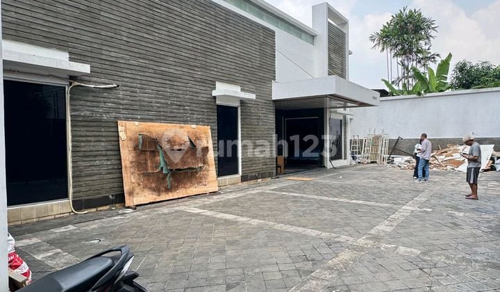 Dijual Kebayoran Baru Pinggir Jalan. Jual Dibawah Njop Super Murah. Luas 620m Njop Rp.30 M. Jual Hanya Rp 25 M. Area Komesil Bagus Untuk Usaha