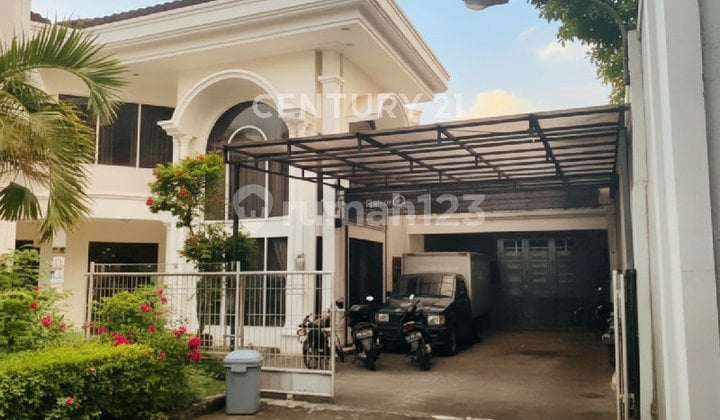 Rumah Luas dengan Swimming Pool di Townhouse Kebayoran Lama