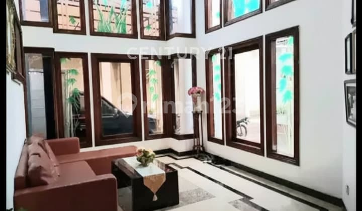 Spacious House with Swimming Pool in Kebayoran Lama Townhouse