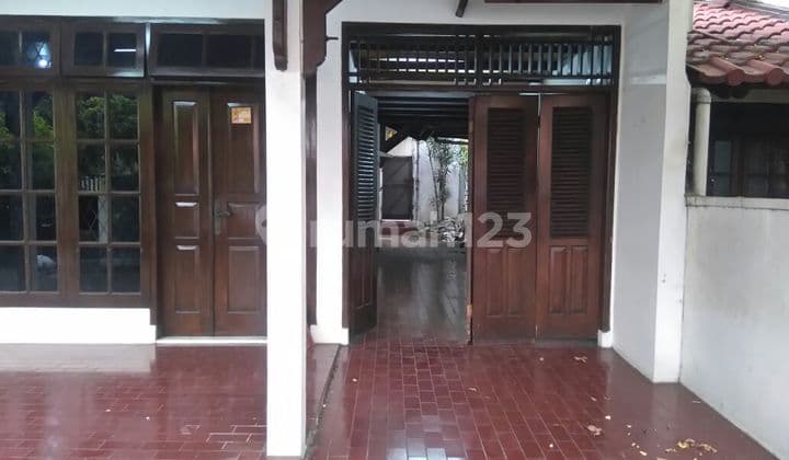 Rumah lama dekat komplek auri di jatiwaringin lokasi strategis dan aman
