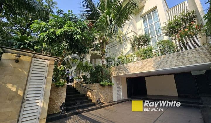 Luxurious House di jalan Wijaya, Kebayoran Baru, Jakarta Selatan, siap huni, 1 km ke MRT Blok M