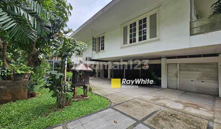 House in Wijaya, Kebayoran Baru, South Jakarta, flood-free, commercial zone.