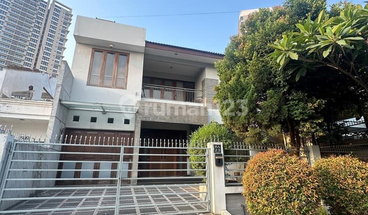 Elite and Strategic Location House Comfortable Surroundings in Pondok Indah