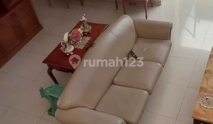 Rumah Dalam Komplek Tenang Dekat MRT Sangat Jarang Ada