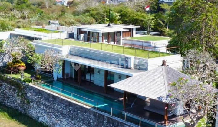 Villa Mewah dengan 4 Kamar Tidur yang Berlokasi Strategis di Atas Tebing Pantai Pandawa Bali