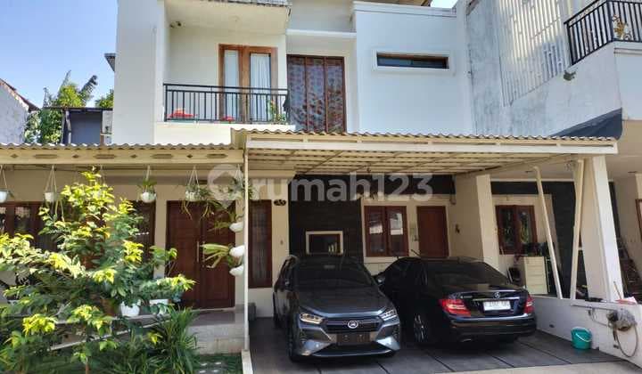 Jagakarsa, cool complex by the roadside.