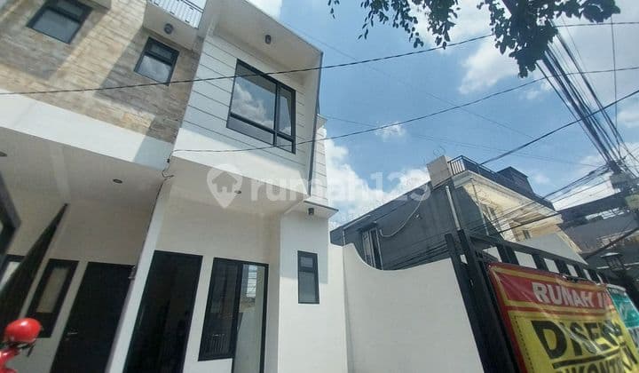 Rent a New House in Kalibata, 2.5 Floors, Rooftop, and Complete Kitchen!