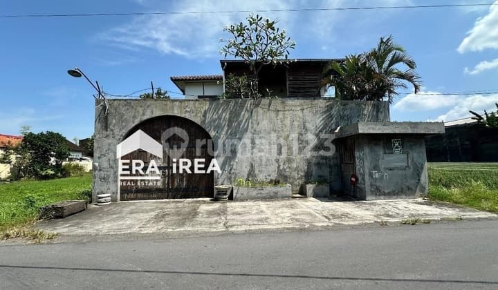 Rumah Bagus Bergaya Etnik di Banjarsari Solo, Full Furnished
