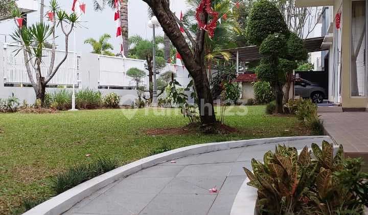 Rumah Besar Depan Lapangan Golf di Babakan Madang Sentul