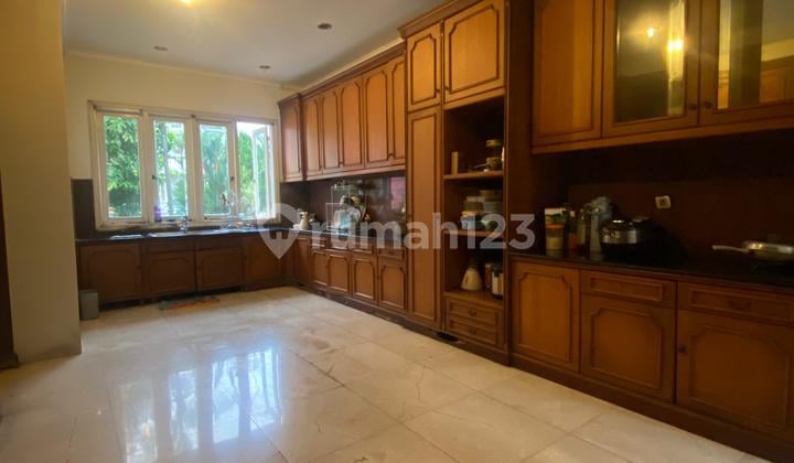 Rumah Besar Dekat Mall Living World Kota Wisata