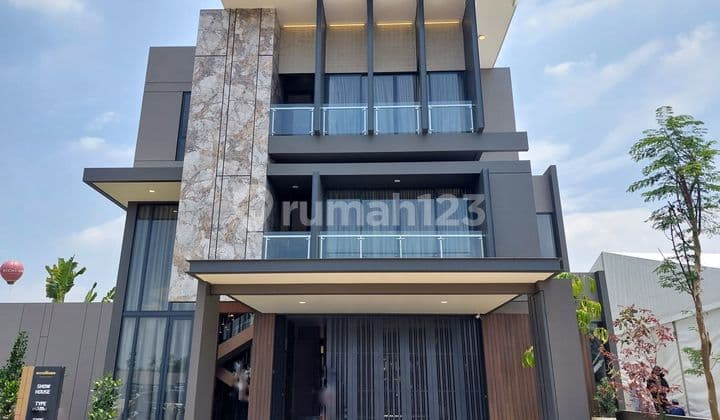 Rumah Mewah Dengan Kolam Renang Di Kota Wisata