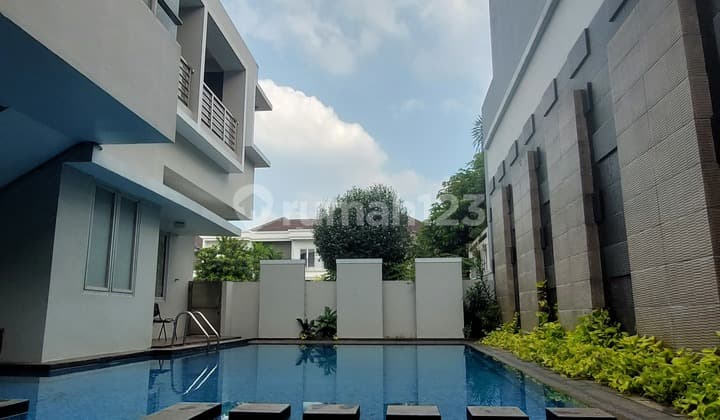 Rumah Mewah Turun Harga Dengan Kolam Renang Di Kota Wisata