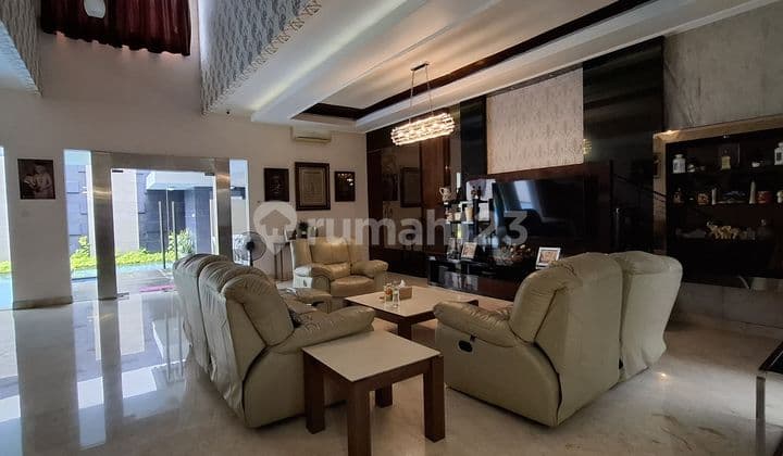 Rumah Megah Dengan Swimming Pool Di Kotawisata