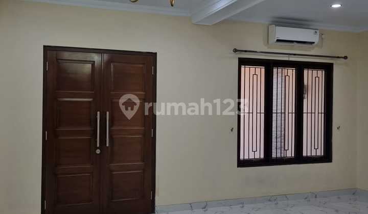 Rumah Sewa Boulevard Siap Huni 5 Kamar Tidur