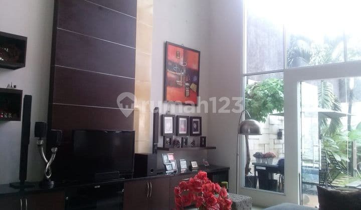 A 2.5-story large house on the city resort boulevard, suitable for a business residence.