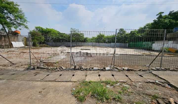 Land on the side of the main road in the Cibubur area, suitable for business. Price below market value (NJOP), with SHM certificate, near Cimanggis and Cibitung toll gates.