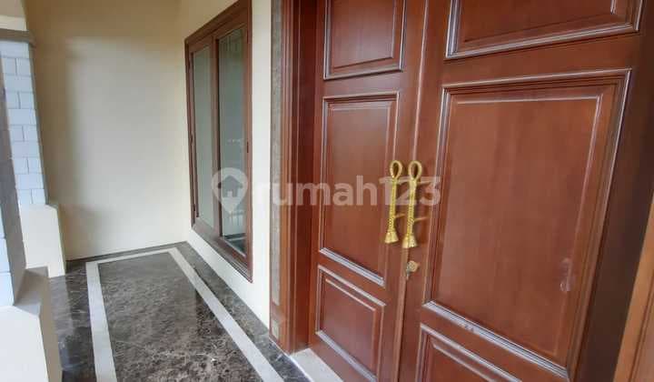 Rafles House in Cibubur Hills, land area 555m², price around 7 million, good condition, ready to occupy.