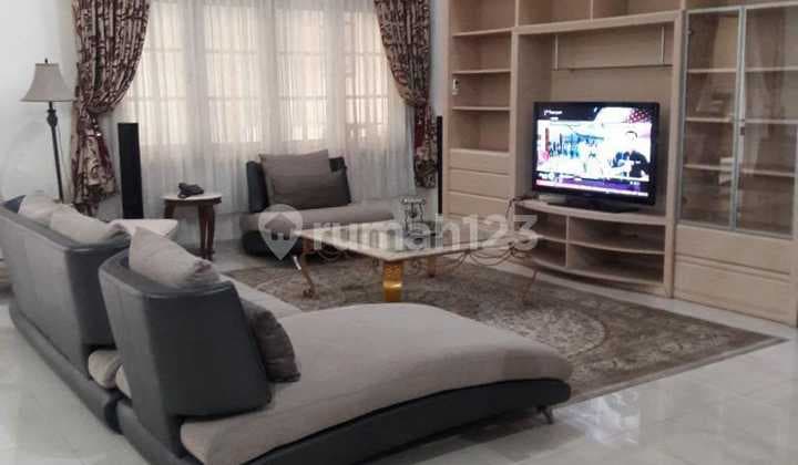 Rumah Besar Mewah Kamar 5+2 Ada Kolam Renang Furnished