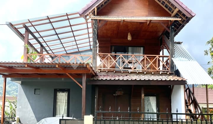 Dijual / Disewakan - Rumah Kayu di Atas Tanah 8 Are