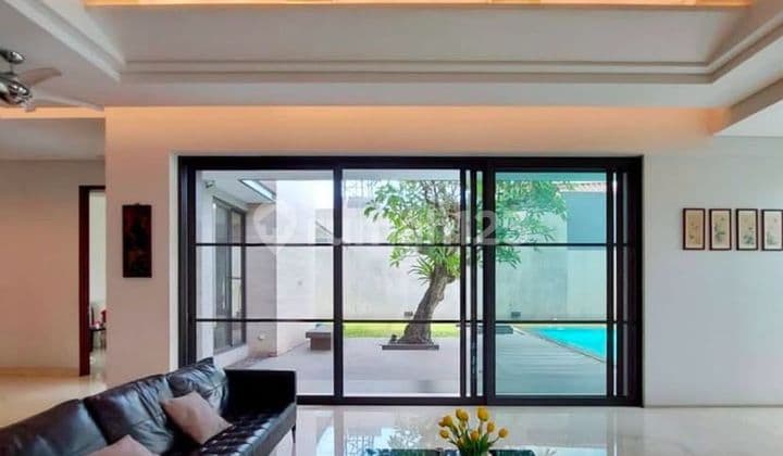 Rumah bagus modern halaman luas 2 lantai pool di Kebayoran Baru