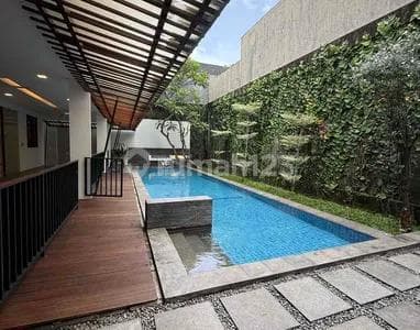 Rumah Modern di Lokasi Tenang dengan Pool di Permata Hijau Area