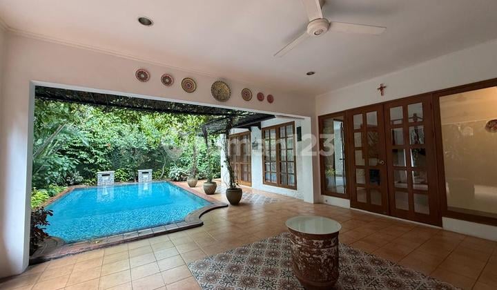 Beautiful Classic Tropical House With Pool In Kuningan Area
