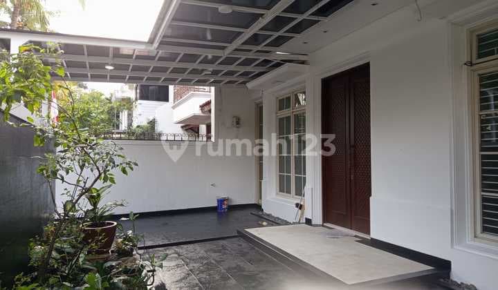Rumah 2 Lantai Modern Klasik Posisi Strategis di Pondok Indah
