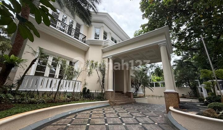 Rumah American Classic Luas dan Megah di Area Strategis Kebayoran Baru