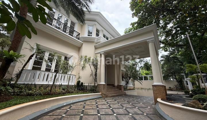 Rumah American Classic Luas dan Megah di Area Strategis Kebayoran Baru