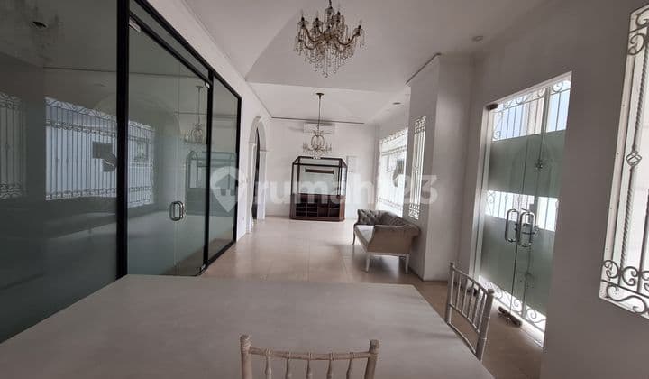 Ruang usaha bagus di lokasi strategis di Kebayoran Baru