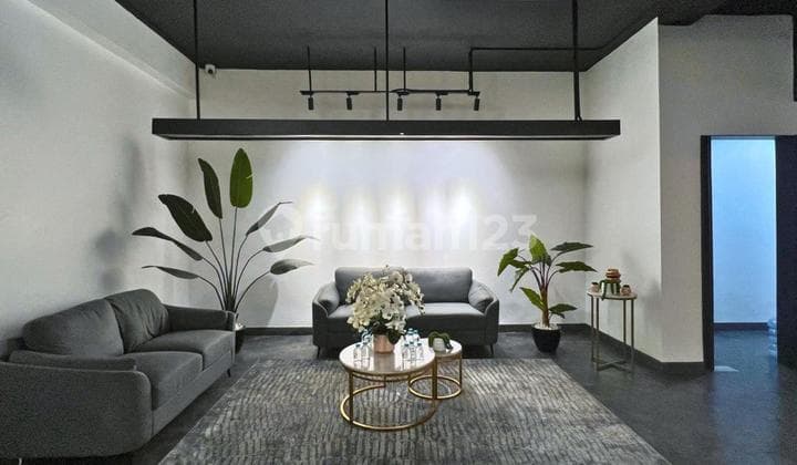 Rumah Fully Furnished u/ kantor strategis di area Kebayoran Baru