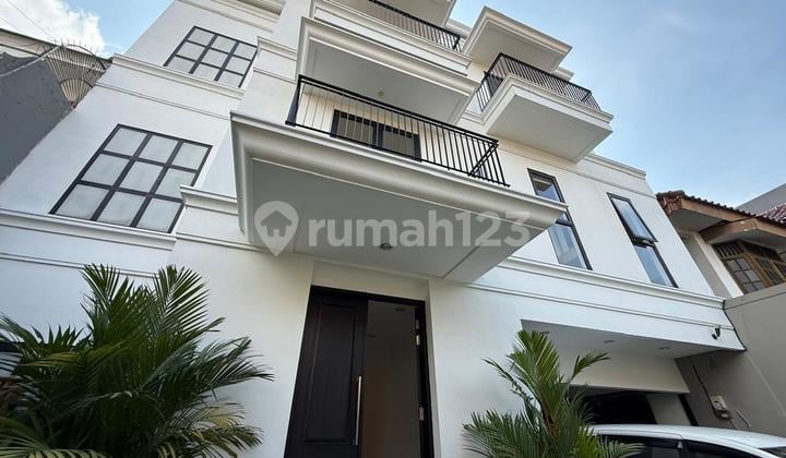 Rumah Modern & Mungil 3 Lantai Dilengkapi Pool di Kebayoran Baru