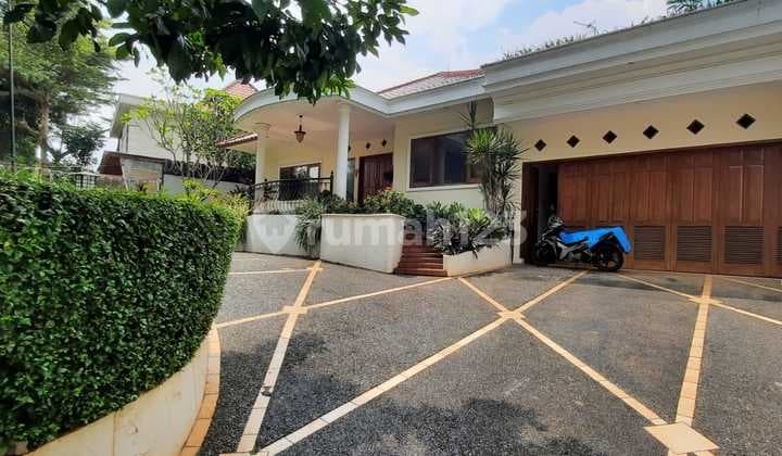 Rumah 1 Lantai dengan Pool di Area Strategis Kebayoran Baru