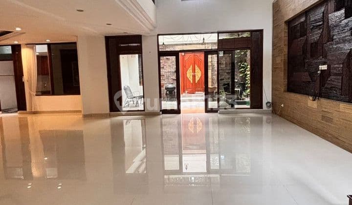 Rumah Modern 2 Lantai Strategis dengan Pool di Pondok Indah Area