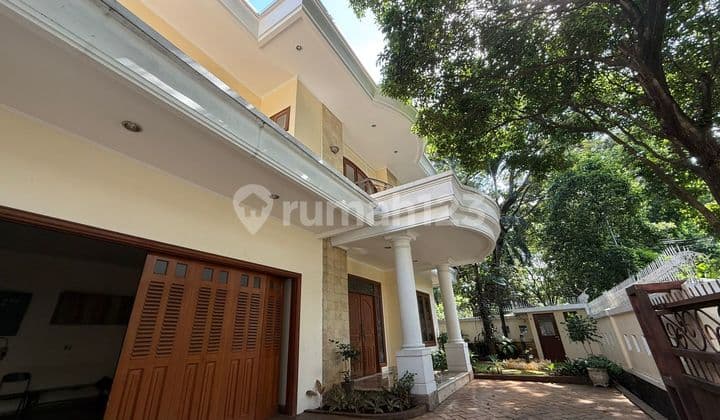 Rumah design American Classic pool strategis di Pondok Indah area