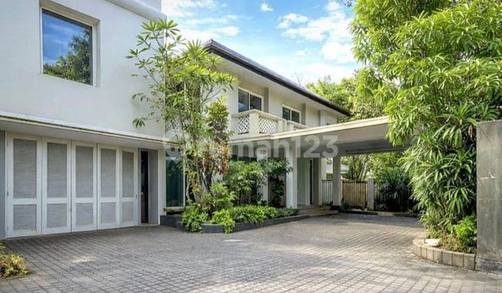 Rumah Hook Design Modern Lokasi Tenang Dg Pool Dikebayoran Baru