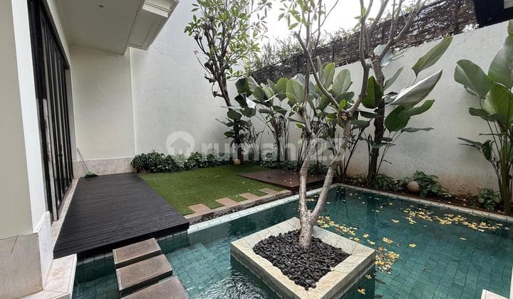 Modern tropical house in a housing compound in Pejaten near Kemang