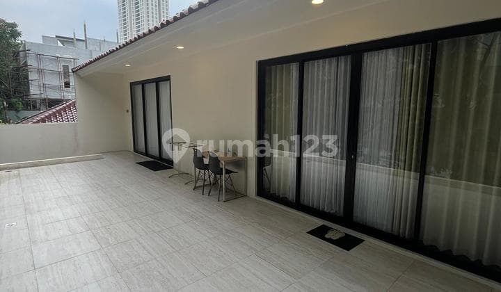 Dijual Rumah Kantor atau Ruang Usaha Selangkah ke Pakubuwono dan Senayan Posisi Hook Bangunan 2 Lantai, Halaman dan Balkon Luas Jakarta Selatan