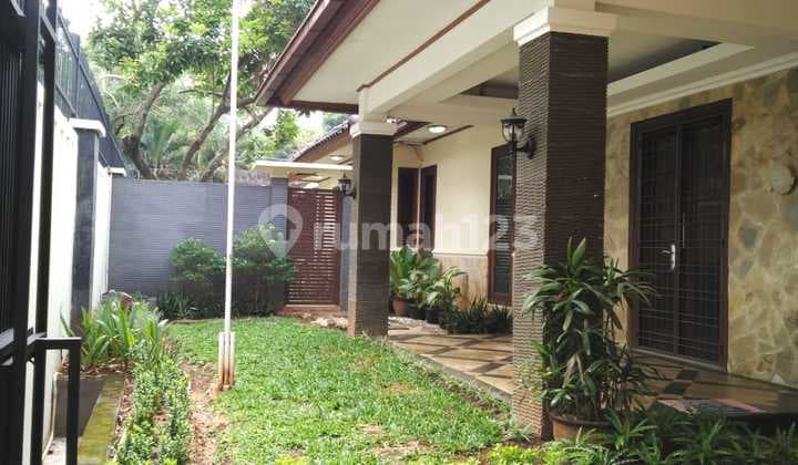 Dijual sewa Rumah Cantik Semi Furnished selangkah Ke Senayan Gelora Bung Karno Jl. Terusan Hang Lekir Simprug Kebayoran Baru Jakarta Selatan