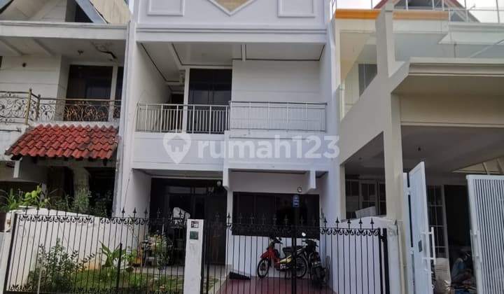Rumah 2 1/4 Lantai Rapi Dan Siap Huni