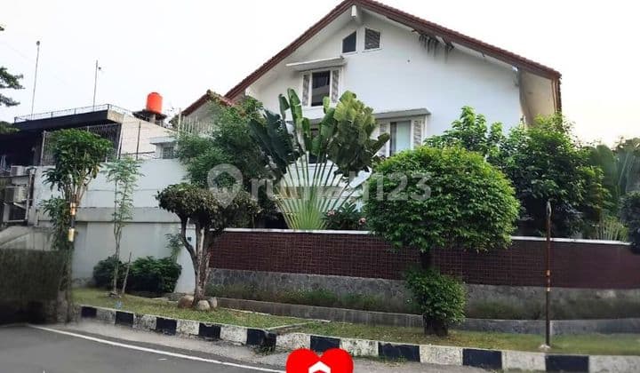 House suitable for commercial use in Senopati, Kebayoran Baru, South Jakarta.