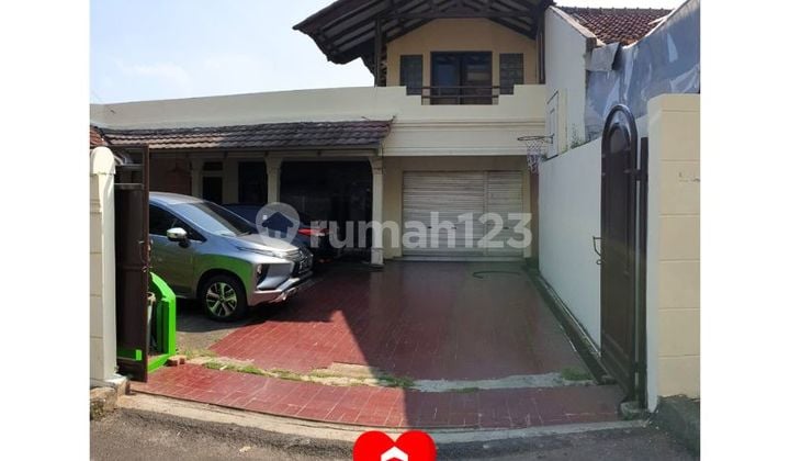 Nice House with Spacious Parking in Srengseng, West Jakarta