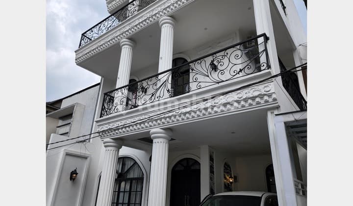 Dijual Rumah 3Lt desain Eropa Klasik Modern Cluster di Antapani