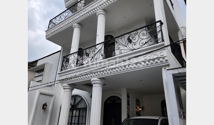 Dijual Rumah 3Lt desain Eropa Klasik Modern Cluster di Antapani