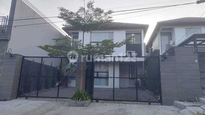 Rumah Minimalis Modern Setiabudi Regency Ada Kolam Renang